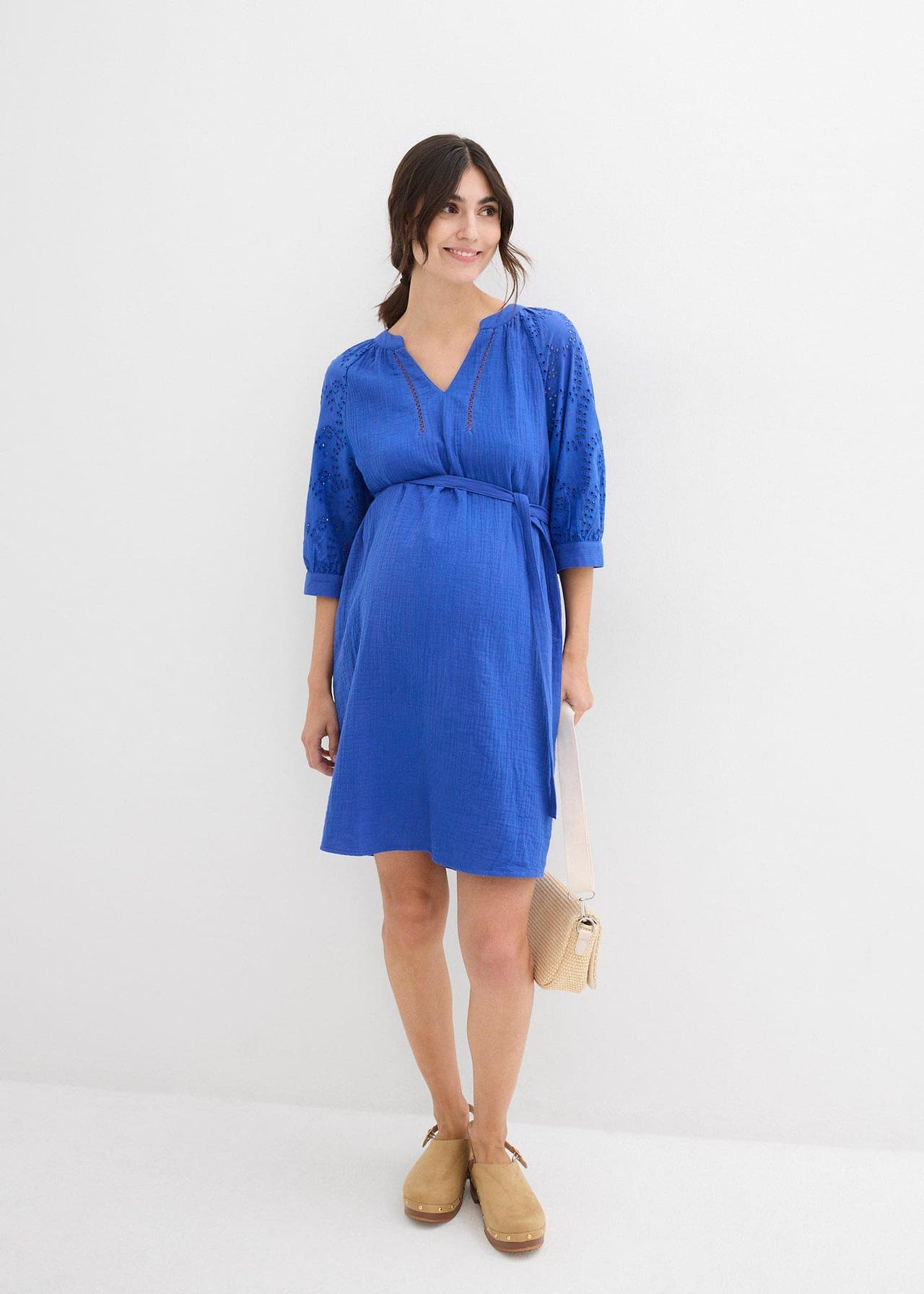 Mammaklänning i bomullsmuslin med hålbroderi