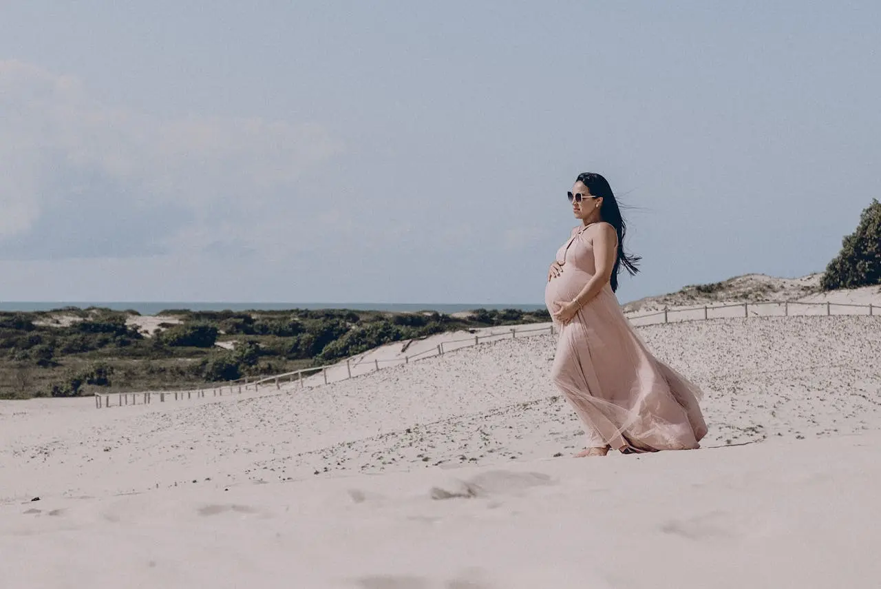 Gravid kvinna i luftig sommarlinneklänning