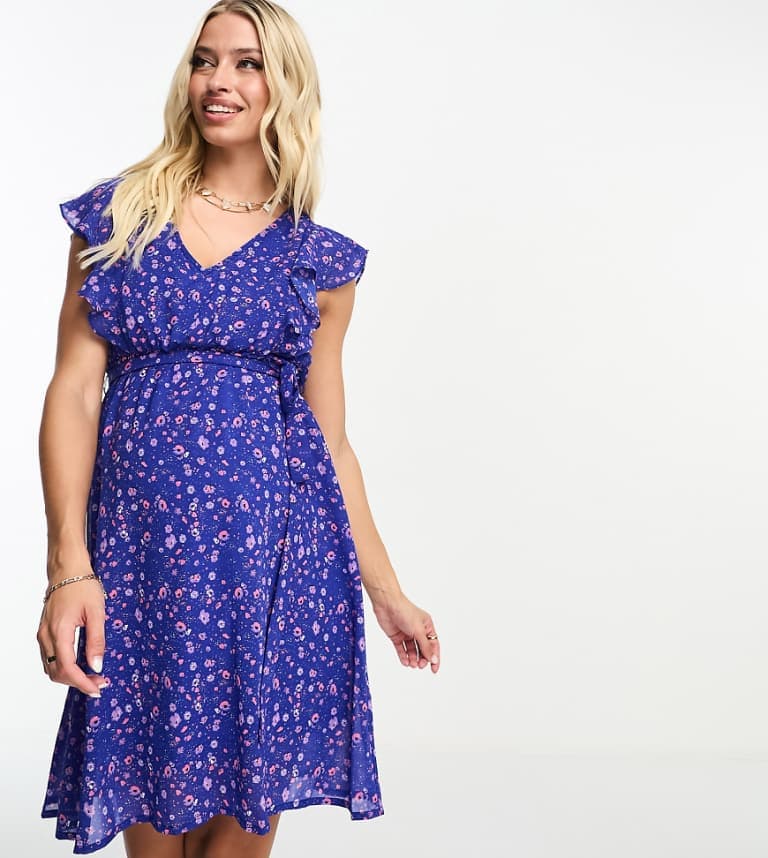 Mamalicious Maternity – Blå blommig omlottklänning med korta ärmar från Mamalicious