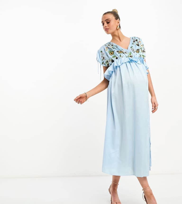 ASOS DESIGN Maternity – Ljusblå midiklänning i satin med broderi och volang i midjan från ASOS Maternity