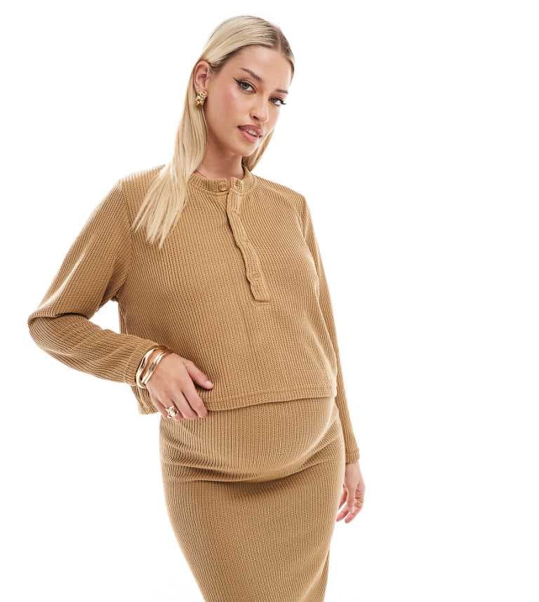 Mamalicious gravid kortärmad henley-top i senapssystem från Mamalicious
