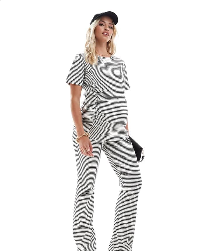 Mamalicious gravid ribbad byxa med flare över magen i randigt set från Mamalicious