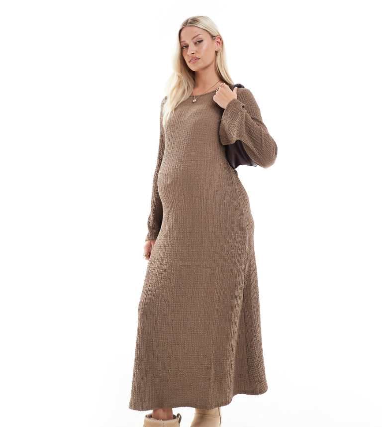 Mamalicious Graviditetsmaxiklänning med textur och utsvängda ärmar i taupe från Mamalicious