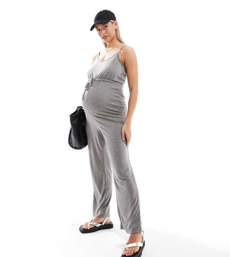 Mamalicious Graviditetstrikå jumpsuit med knytmidja i kolgrå mélange från Mamalicious