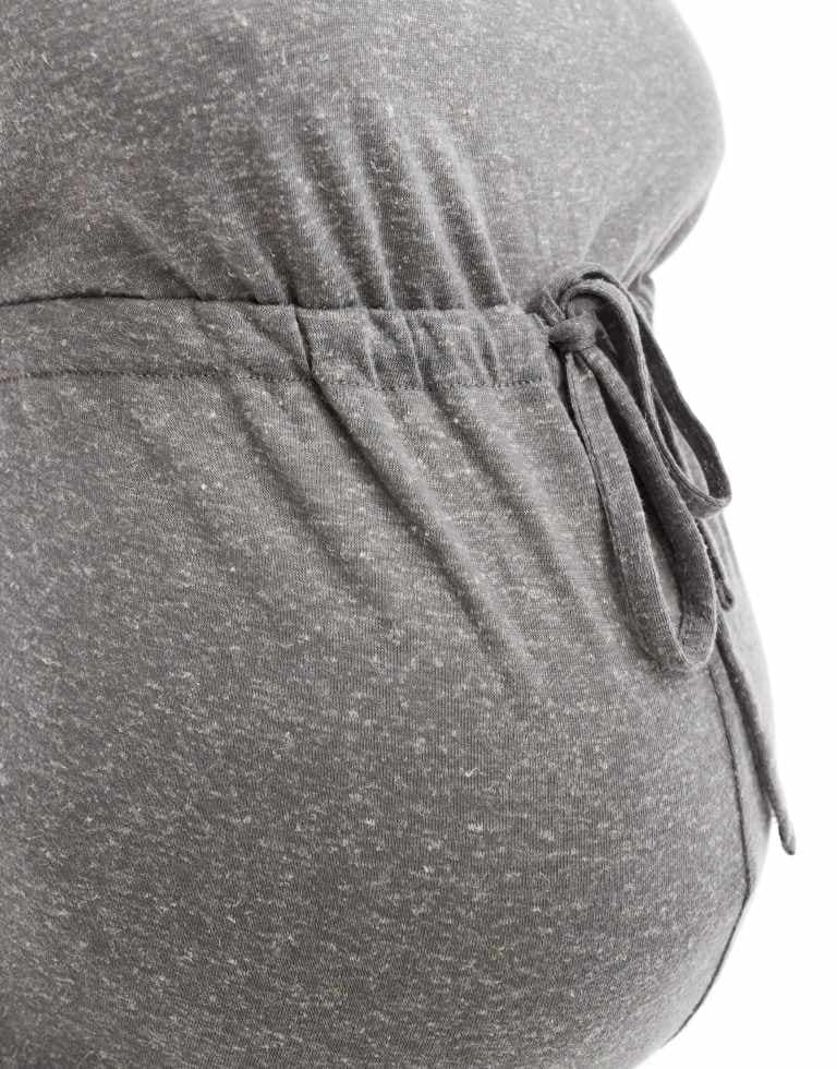 Mamalicious Graviditetstrikå jumpsuit med knytmidja i kolgrå mélange från Mamalicious - bild 2