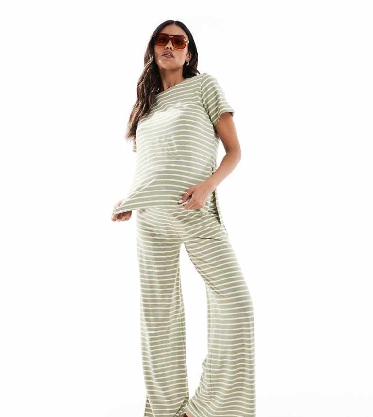 Mamalicious graviditetsbyxor med vida ben i jersey i khaki randig co-ord från Mamalicious