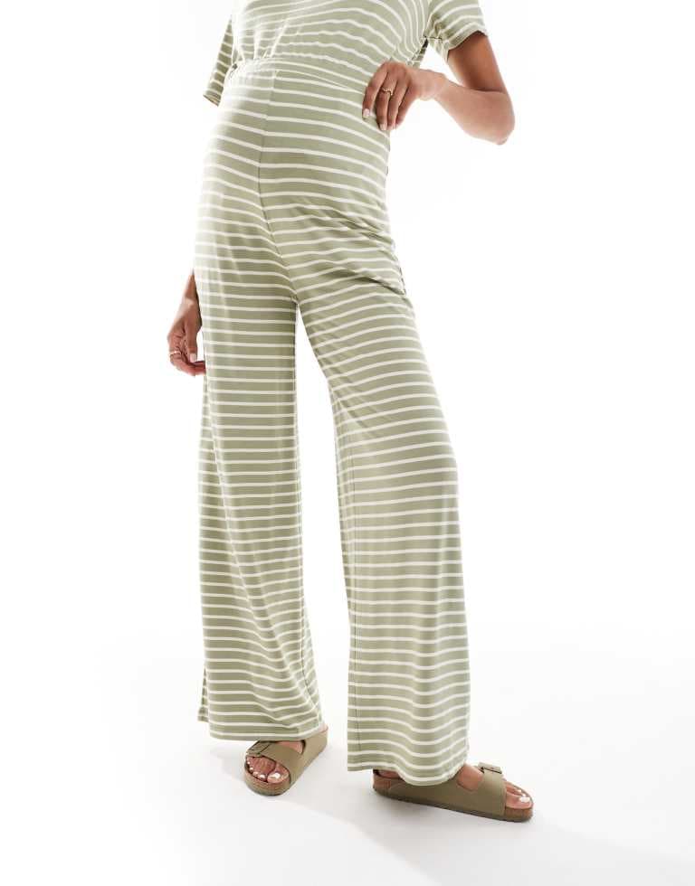 Mamalicious graviditetsbyxor med vida ben i jersey i khaki randig co-ord från Mamalicious - bild 2